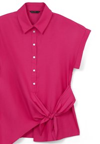 Camicetta rosa a maniche corte con colletto a punta, bottoni frontali e dettaglio laterale annodato, realizzata in tessuto morbido e dalla vestibilità rilassata.