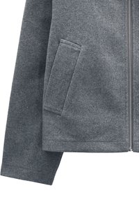 Szara polarowa kurtka z zamkiem błyskawicznym, z przednią kieszenią, gładką teksturą i solidnym srebrnym zamkiem, o luźnym kroju i czystych liniach.