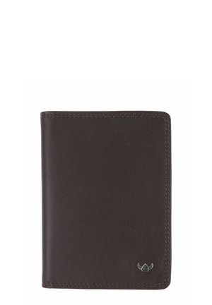 Portefeuille en cuir brun foncé avec bords arrondis et petit emblème argenté dans le coin inférieur droit sur fond blanc.