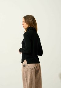 Authentic Cashmere COL ROULÉ - Strickpullover - black