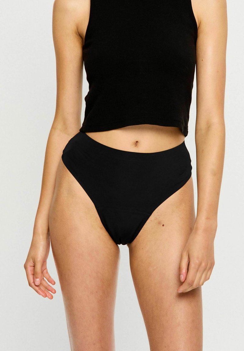 Bas de bikini noir à taille haute avec une texture lisse, doté d'une large ceinture et de coutures minimales pour un look épuré.