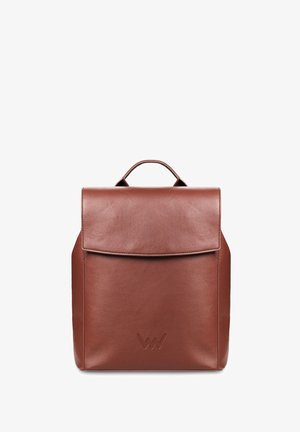 Brauner Leder-Rucksack mit strukturierter Form, Klappenverschluss, obenliegendem Griff und geprägtem Logodetail vorne. Glatte Textur.