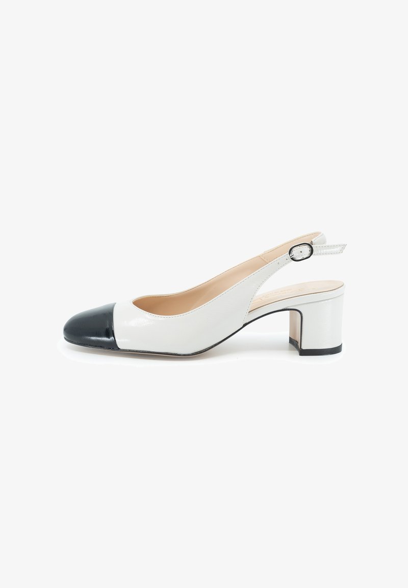 Décolleté slingback con corpo in pelle bianca e punta in vernice nera. Presenta un tacco a blocco e una cinturini regolabile con dettaglio argentato.