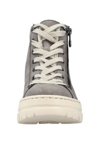 Sneaker alta in camoscio grigio con lacci crema, zip laterale e suola bianca spessa. Presenta una texture liscia e dettagli di cucitura rinforzata.