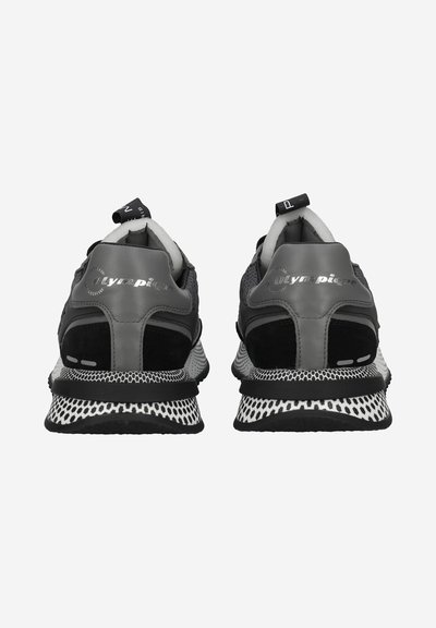 Scarpe sportive nere e grigie con tomaia in mesh, accenti in suede e suola decorata. Presentano linguette di trazione e marchi riflettenti.