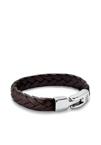 Pulsera de cuero trenzado marrón con un broche de plata pulida, que presenta una textura suave y un diseño sin costuras. Destaca por su patrón tejido.