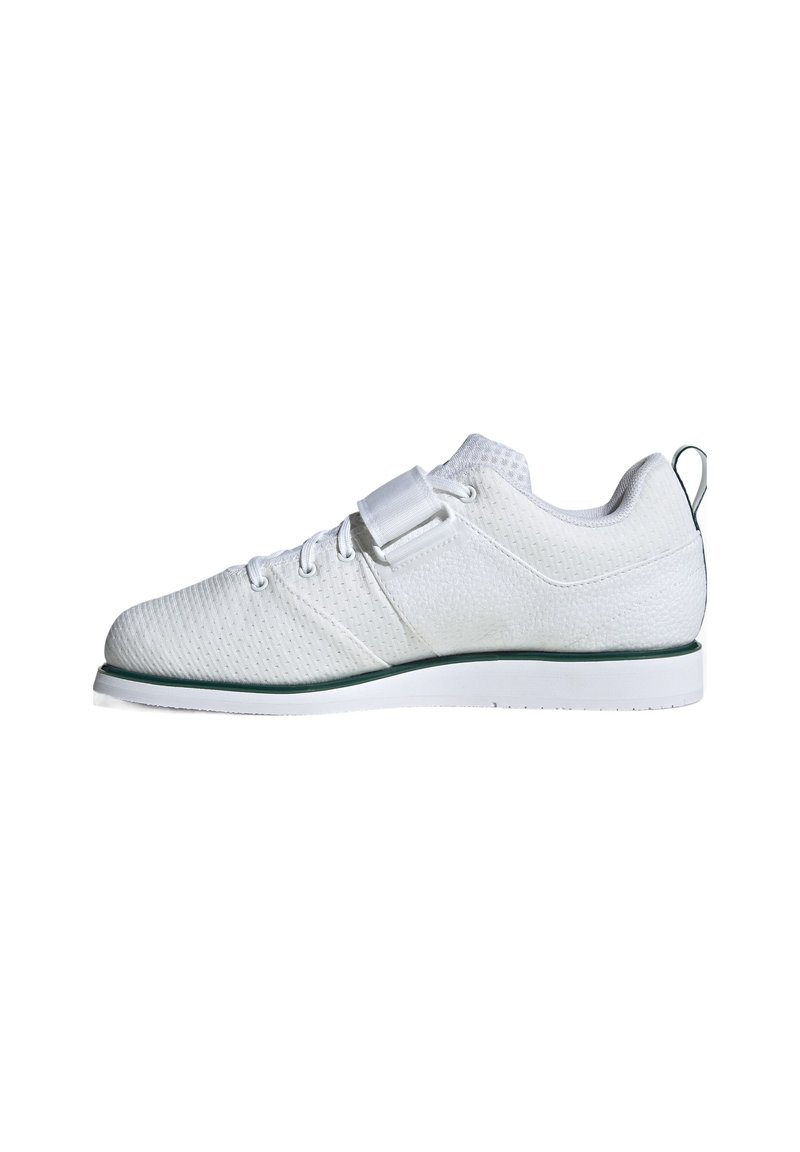 Scarpa sportiva bianca con tomaia in rete, suola piatta, sistema di allacciatura e una fascia laterale. Presenta un bordo verde a contrasto sulla suola.