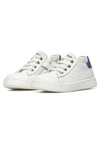 Sneakers bianchi in pelle con dettagli blu, perforazioni laterali, chiusura con lacci e zip laterale per una facile vestibilità. Suola in gomma.