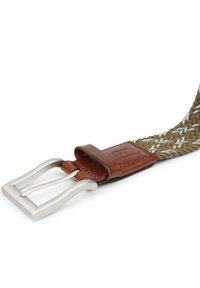 Cintura intrecciata con una combinazione di colori marrone e beige, dotata di una fibbia in metallo argentato e dettagli in cuoio marrone. Design intrecciato a trama visibile.