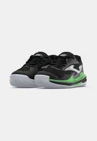 Čierne športové topánky s textúrovaným povrchom, zelenými akcentmi a bielou gumovou podrážkou. Majú štýlový dizajn a šnurovanie.