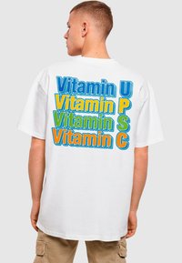 Upscale by Mister Tee VITAMIN UPSC HEAVY   - Triko s potiskem - white