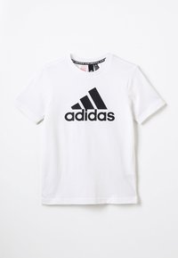 Biała, krótki rękaw, koszulka z okrągłym dekoltem z czarnym logo Adidas i tekstem umieszczonym na środku przodu.