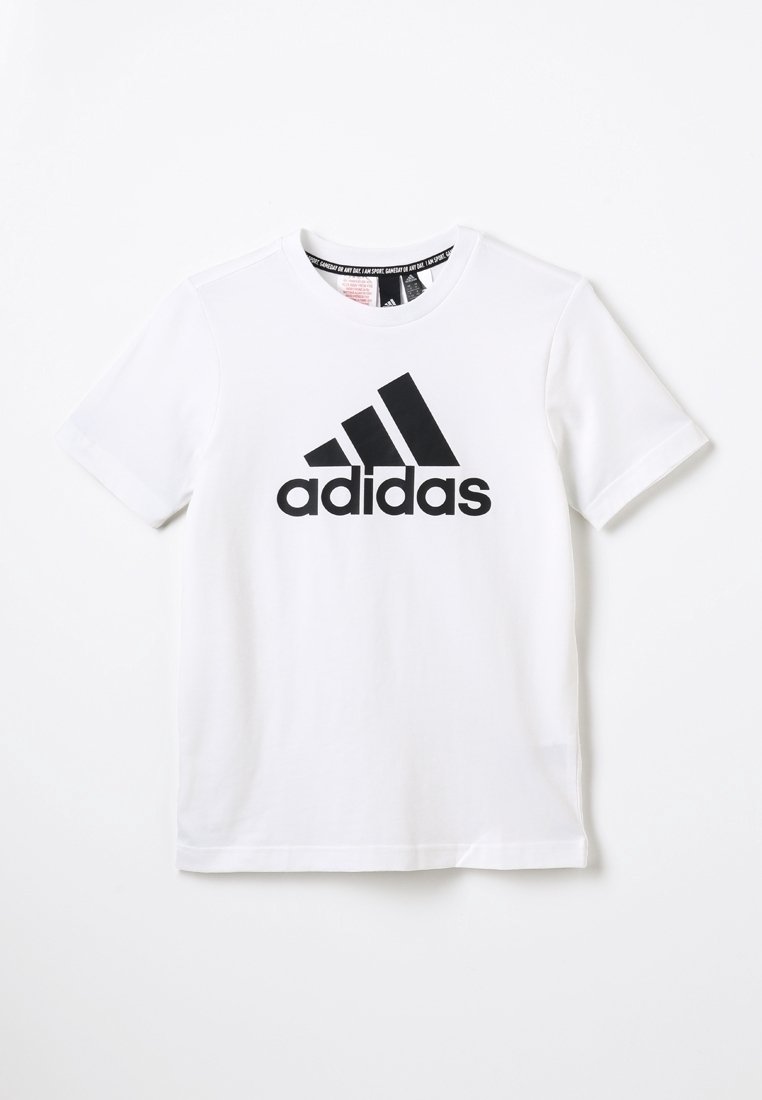Biała, krótki rękaw, koszulka z okrągłym dekoltem z czarnym logo Adidas i tekstem umieszczonym na środku przodu.