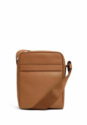Borsa a tracolla in pelle marrone con chiusura a zip, tracolla regolabile, superficie liscia, tasca frontale e forma rettangolare.