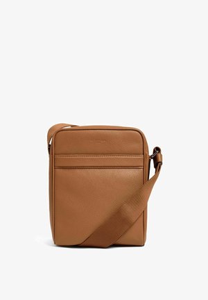 Borsa a tracolla in pelle marrone con chiusura a zip, tracolla regolabile, superficie liscia, tasca frontale e forma rettangolare.