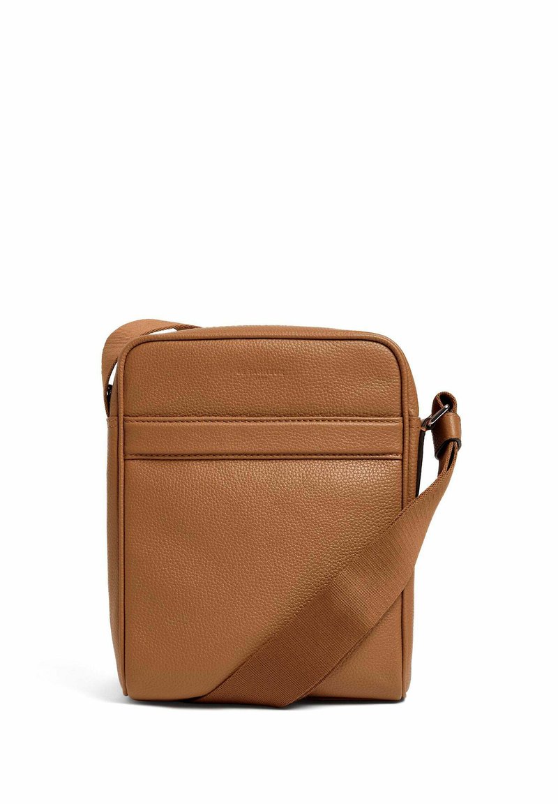 Borsa a tracolla in pelle marrone con chiusura a zip, tracolla regolabile, superficie liscia, tasca frontale e forma rettangolare.