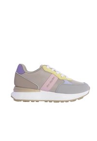 Zapatilla multicolor con paneles en gris, púrpura y amarillo, con cordones blancos y una suela blanca gruesa. Materiales lisos y texturizados utilizados.
