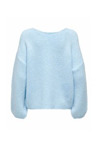 Jasnoniebieski sweter z dzianiny o luźnym kroju, szerokimi rękawami i ściągaczem na dole. Miękka tekstura i delikatny wzór na całej powierzchni materiału.