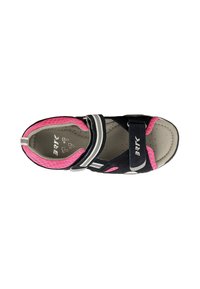 Czarno-różowa sandał z teksturowaną cholewką, regulowanymi paskami na rzep i kontrastującymi białymi akcentami. Wyposażona w amortyzowaną wkładkę dla komfortu.