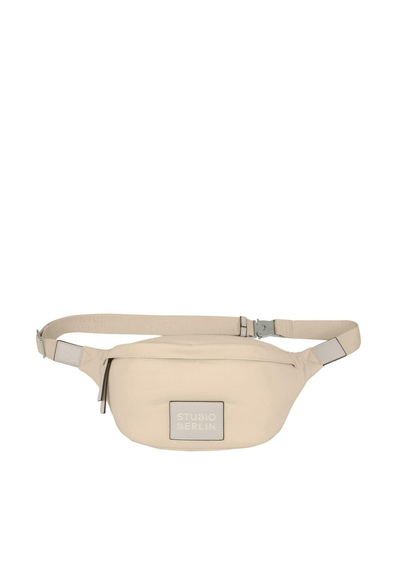 Marsupio beige in morbido tessuto, con un compartimento principale rettangolare, cinturino regolabile e un'etichetta con il logo "STUDIO BERLIN".