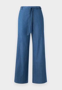 Široké modré denimsové kalhoty s opaskem na zavázání v pase, mají hladkou texturu a žádné viditelné vzory nebo kovové akcenty.