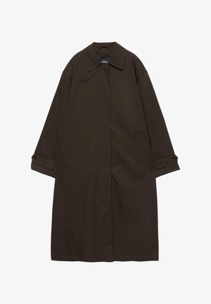 Tummanruskea pitkä trenssitakki leveällä kauluksella, napitetuilla kalvosimilla, piilotetulla edessä olevalla sulkemisella ja sivutaskuilla, aseteltu tasaisesti valkoiselle taustalle.