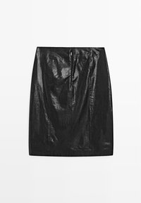 Zwarte, glanzende leren kokerrok met een rechte snit, voorzien van een verborgen rits aan de achterkant en een gestructureerde afwerking.