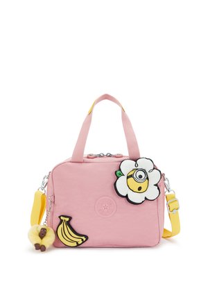 Lyserød rektangulær håndtaske med gul rem, dekoreret med et bananmærke, en hvid blomst med gul bi og en fluffy abe-nøglering.