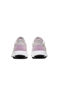 Scarpe da corsa con una tomaia in rete grigio chiaro, dettagli in lavanda e una suola bianca testurizzata. Presentano un tallone di supporto e un collo imbottito.