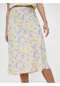 Bloemen midi rok in pastelkleuren met een vloeiende uitstraling. Gemaakt van lichtgewicht stof, met een zachte textuur en subtiele ruches aan de onderkant.