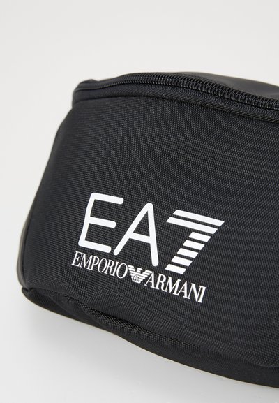 Pochette de voyage noire avec une fermeture éclair, arborant le logo blanc "EA7 EMPORIO ARMANI" bien en évidence sur le devant.