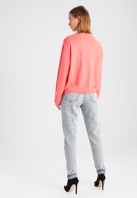 Urban Classics LADIES TERRY VOLANT CREW - Melegítőfelső - coral