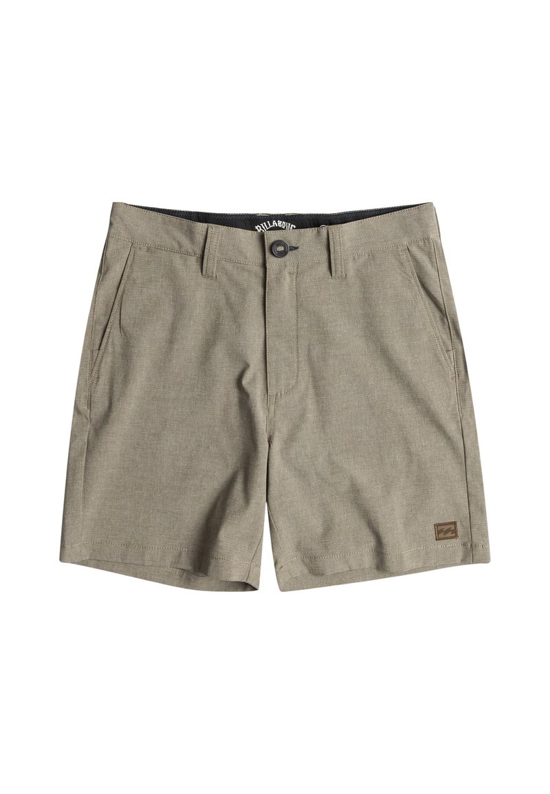 Shorts kaki en tissu texturé, dotés de deux poches avant, d'une fermeture à bouton et d'un patch logo sur la jambe droite.