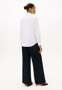 Tommy Hilfiger REGULAR - Hemdbluse - optic white