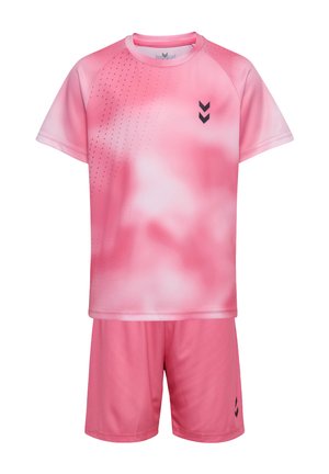Pink sportstøjssæt med kortærmet skjorte med gradientdesign og matchende shorts, begge med sorte chevron-logoer.
