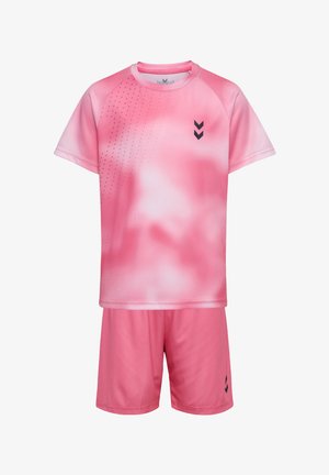 Różowy zestaw sportowy z krótkim rękawem koszulki z gradientowym wzorem i dopasowanymi szortami, oba z czarnymi logo chevron.