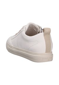 Sneaker bianco in pelle con finitura testurizzata, linguetta posteriore beige, suola in gomma testurizzata e dettagli di cucitura sottili. Accento laterale con marchio.