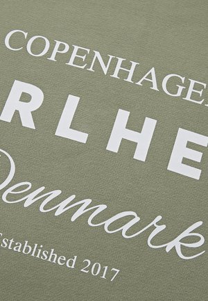 Olive zielona tkanina z białym nadrukiem zawierającym tekst: "COPENHAGEN", "RLHE", "Denmark" oraz "Established 2017"; miękka w dotyku, o casualowym designie.