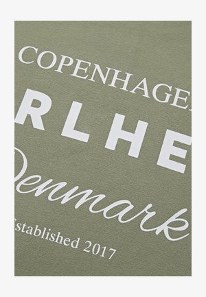 Olive zielona tkanina z białym nadrukiem zawierającym tekst: "COPENHAGEN", "RLHE", "Denmark" oraz "Established 2017"; miękka w dotyku, o casualowym designie.
