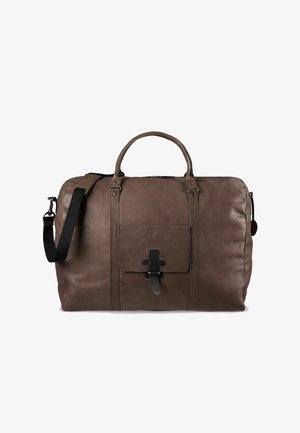 Borsa da viaggio in pelle marrone con una texture liscia, manici superiori, tracolla, tasca frontale con patta e dettagli neri. Chiusura con cerniera nella parte superiore.