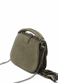 Bolso de ante verde oliva con forma estructurada, asa trenzada, correa de cadena y acentos metálicos decorativos en la parte superior.