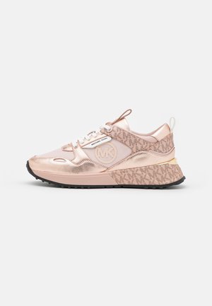 Sneakersy Michael Kors w kolorze różowego złota i beżu z detalami z logo, sznurowaniem z przodu oraz teksturowaną podeszwą na białym tle.