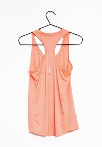 Perzikkleurige racerback tanktop met een gestructureerde achterkant, voorzien van een slanke pasvorm, subtiele stikseldetails en een reflecterend accent aan de voorkant.