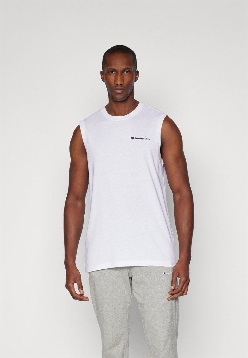 Witte mouwloze katoenen T-shirt met een ronde hals en geborduurd "Champion" logo in rood en blauw op de borst.
