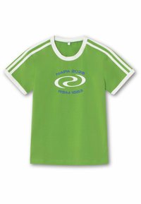 Zeleni kratki rukav T-shirt s bijelim ovratnikom i manžetama, bijelim dvostrukim trakama na ramenima, i plavim tekstom s bijelim spiralnim logotipom.