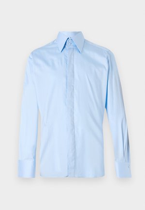 Svijetloplava košulja dugih rukava, glatka tkanina, klasični ovratnik, s jednim manžetom i detaljem gumba, koja sadrži suptilni izvezeni logo.