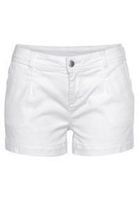 Bílé džíny šortky s přiléhavým střihem, které mají přední kapsy, zapínání na knoflík a jemné šití. Hladká textura látky.
