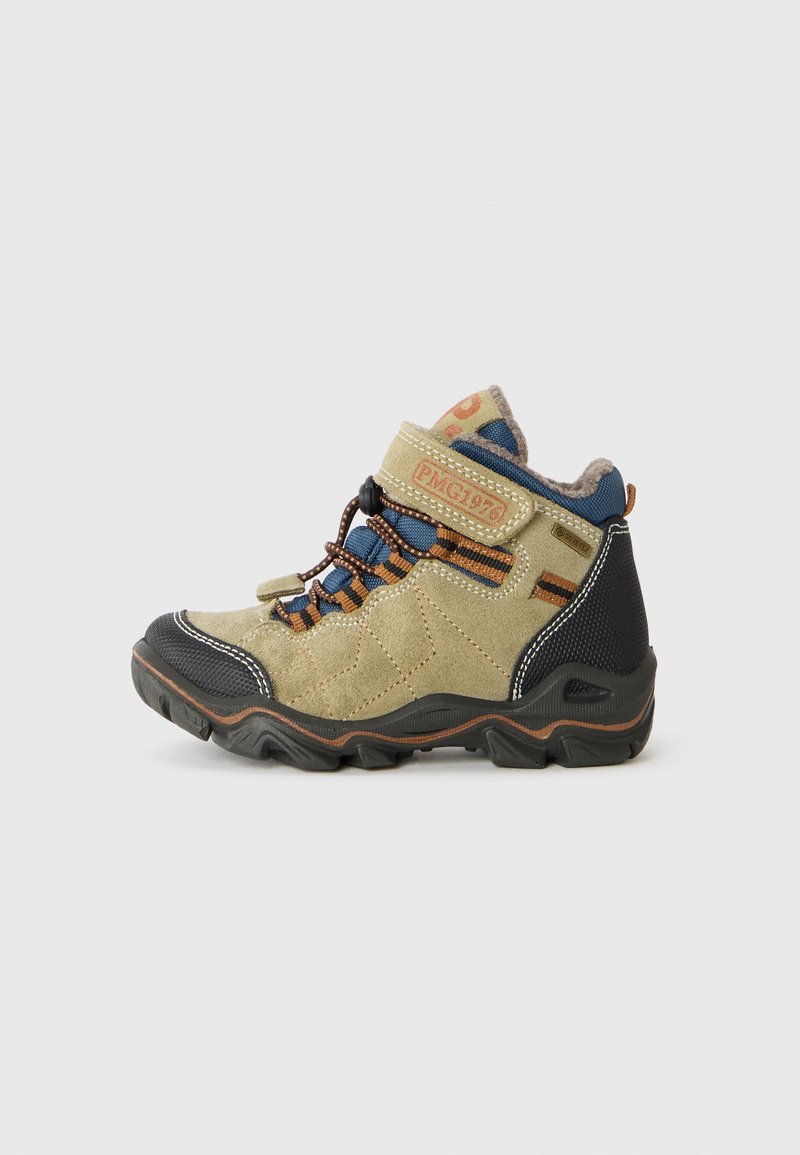 Botine de drumeție pentru copii mici, de culoare bej și bleumarin, cu talpă neagră, accente portocalii, curea Velcro, șireturi elastice și etichetă Gore-Tex.