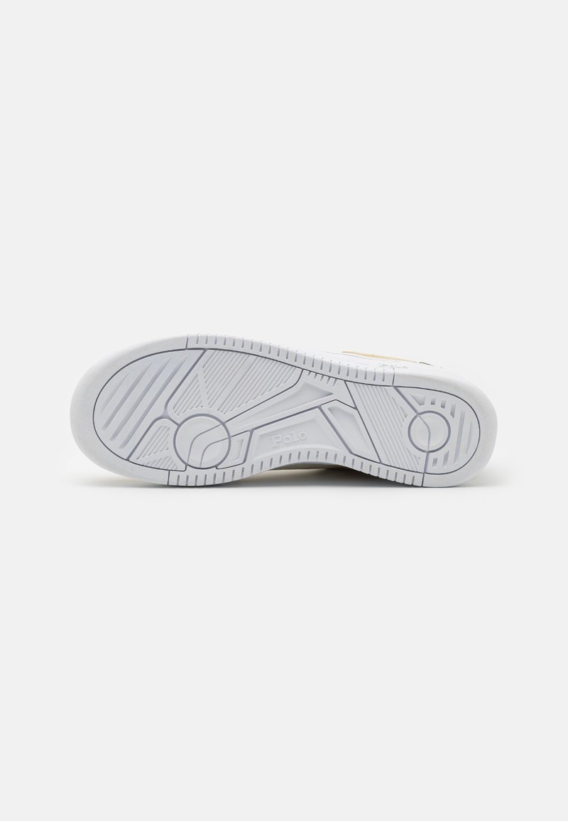 Weißer Sneaker-Außensohle mit einer strukturierten Gummisohle, die ein kreisförmiges Design, markierte Rillen und ein eingeprägtes "Polo"-Logo an der Seite aufweist.