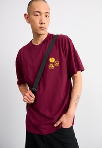 Carhartt WIP PINS - Printtipaita - malbec/orange stone washed